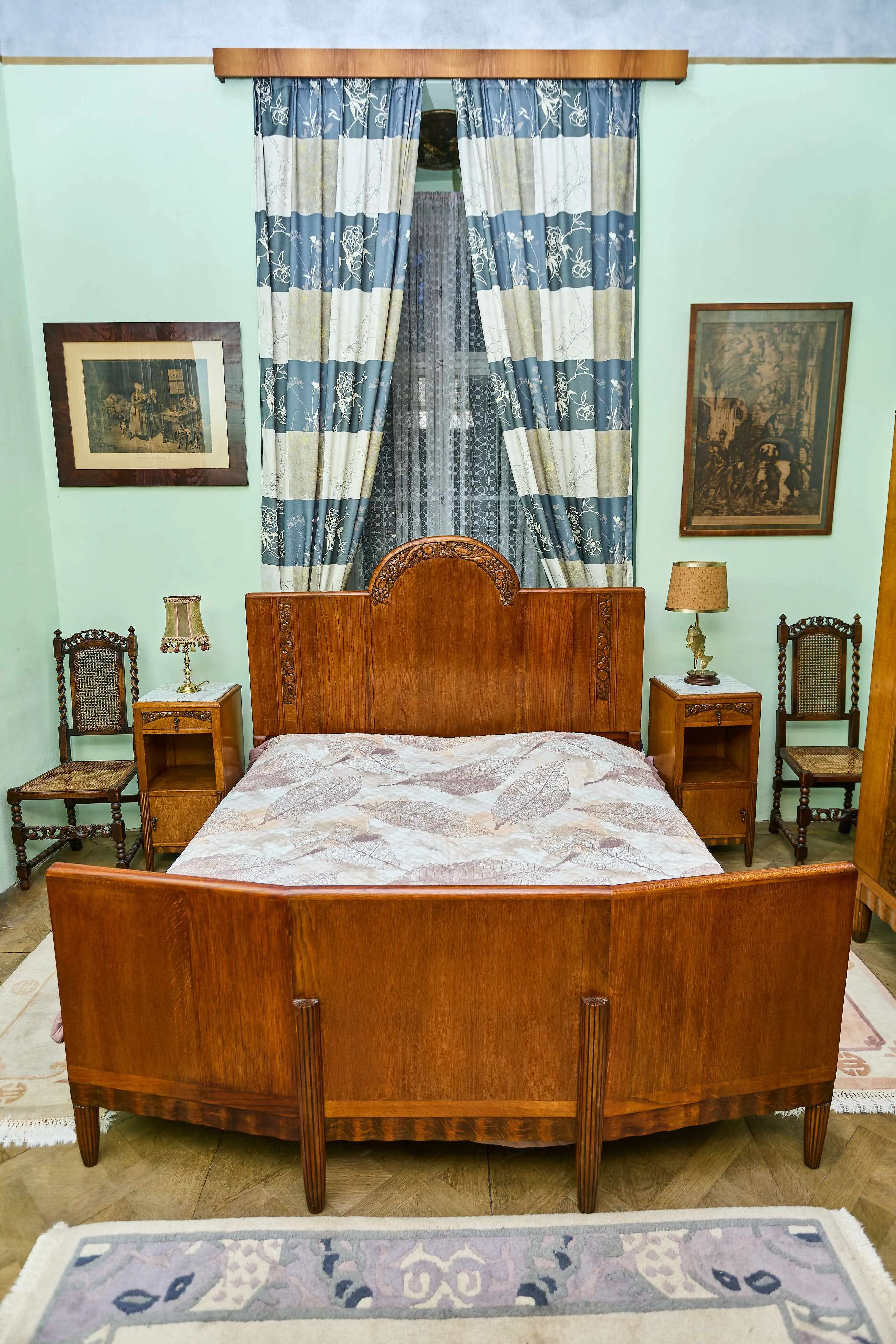 Zrestaurovaná starožitná ložnice Art Deco s velkou postelí - 2