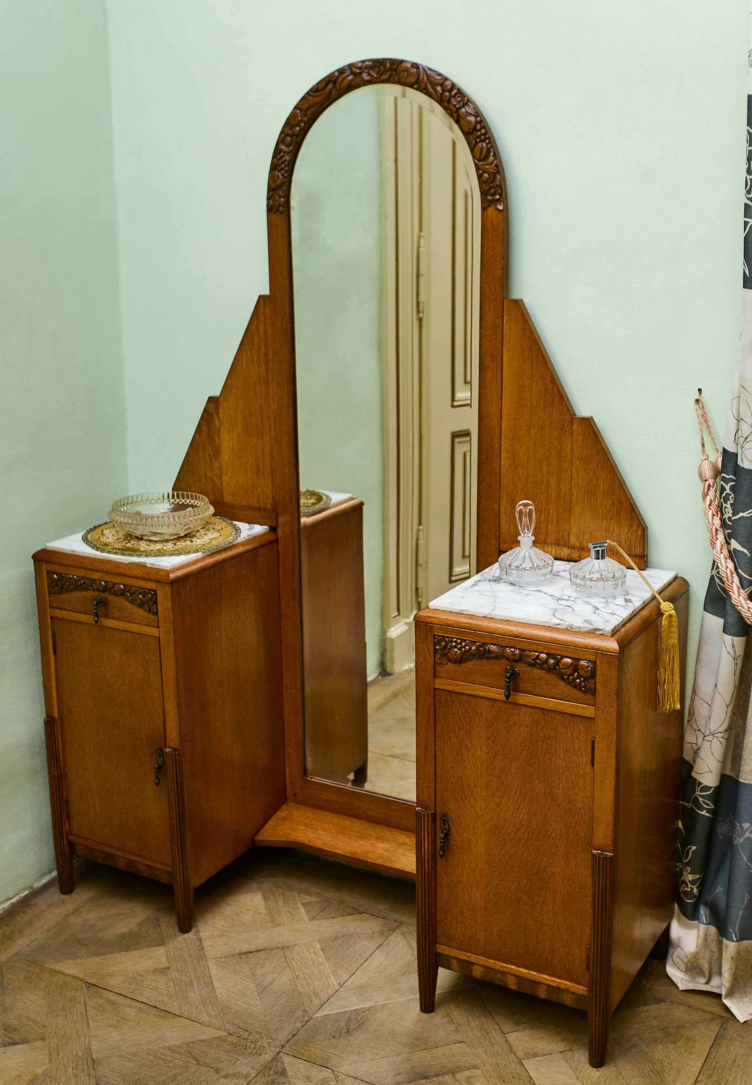 Zrestaurovaná starožitná ložnice Art Deco s velkou postelí - 3