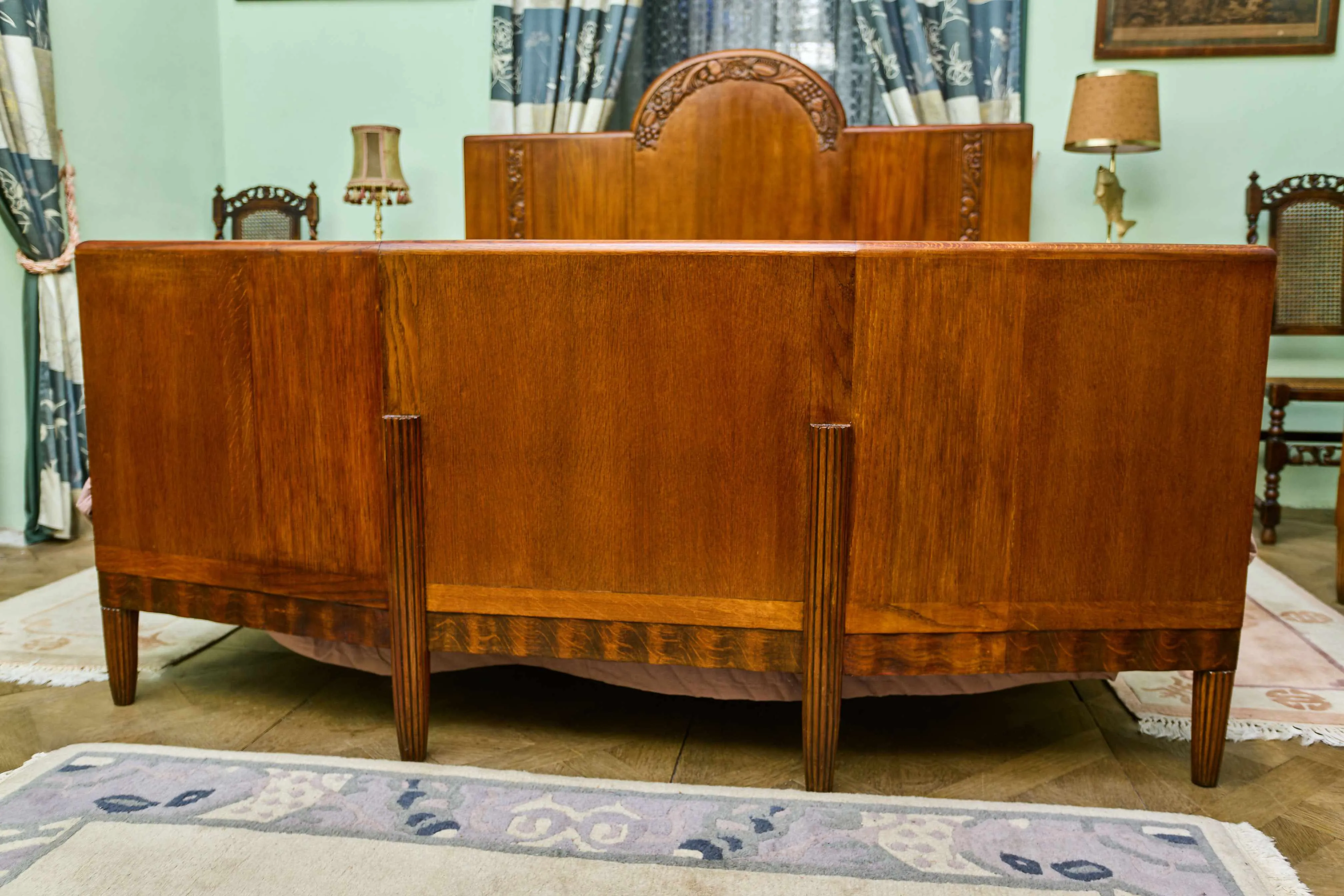 Zrestaurovaná starožitná ložnice Art Deco s velkou postelí - 4