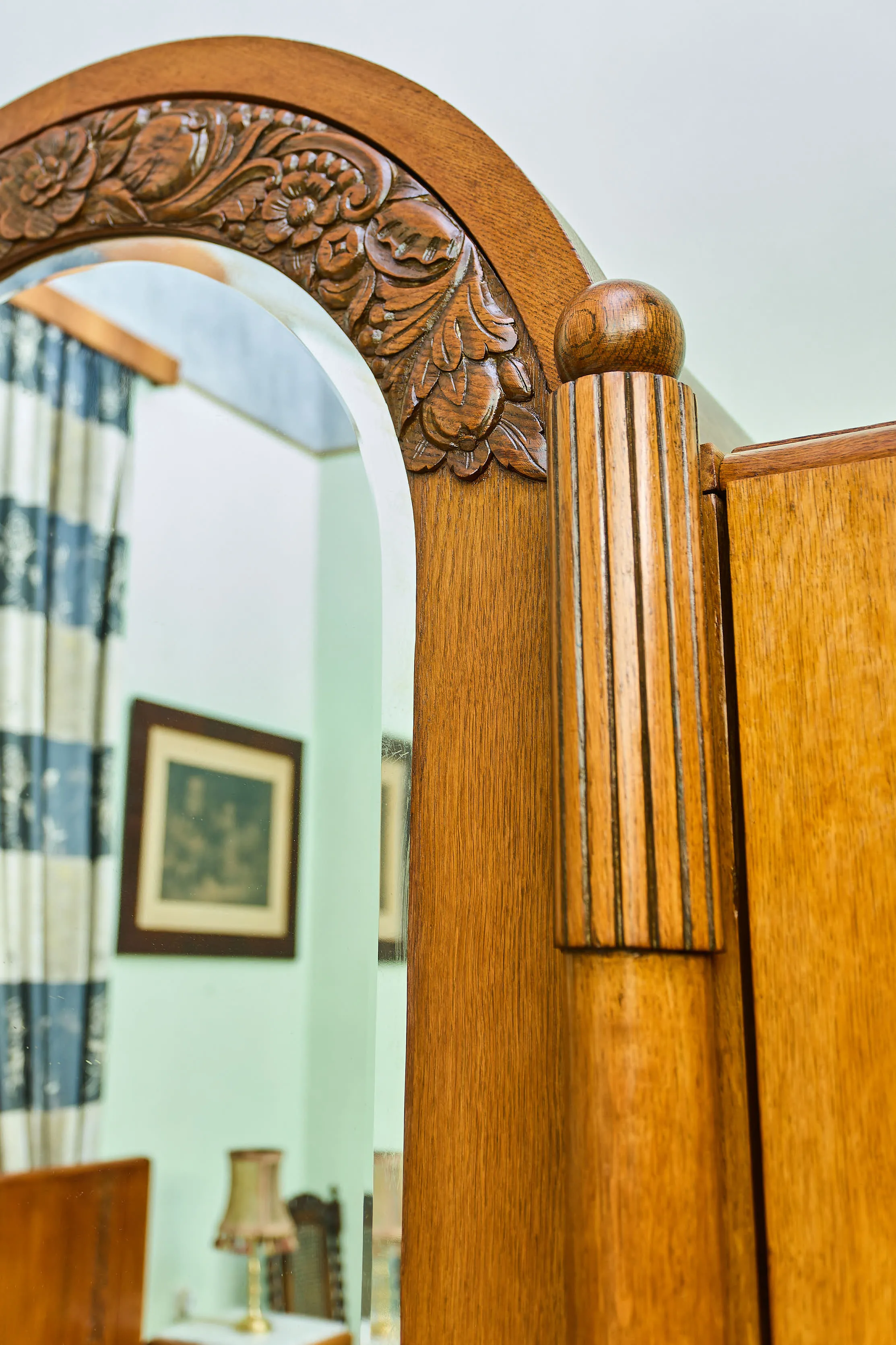 Zrestaurovaná starožitná ložnice Art Deco s velkou postelí - 9