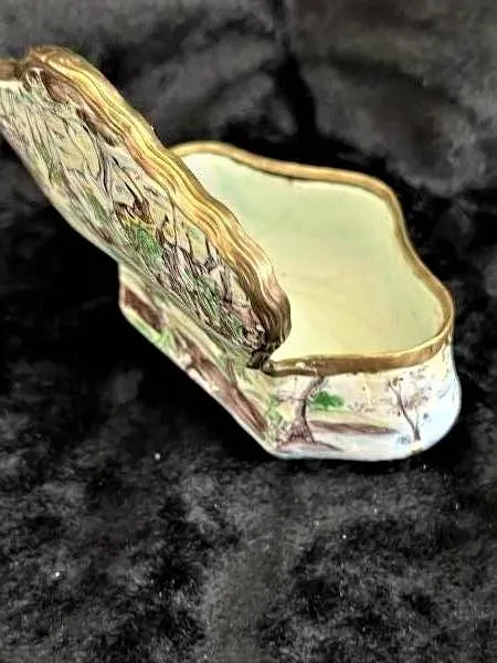 Dóza zdobená figurální malbou -smalt - 2