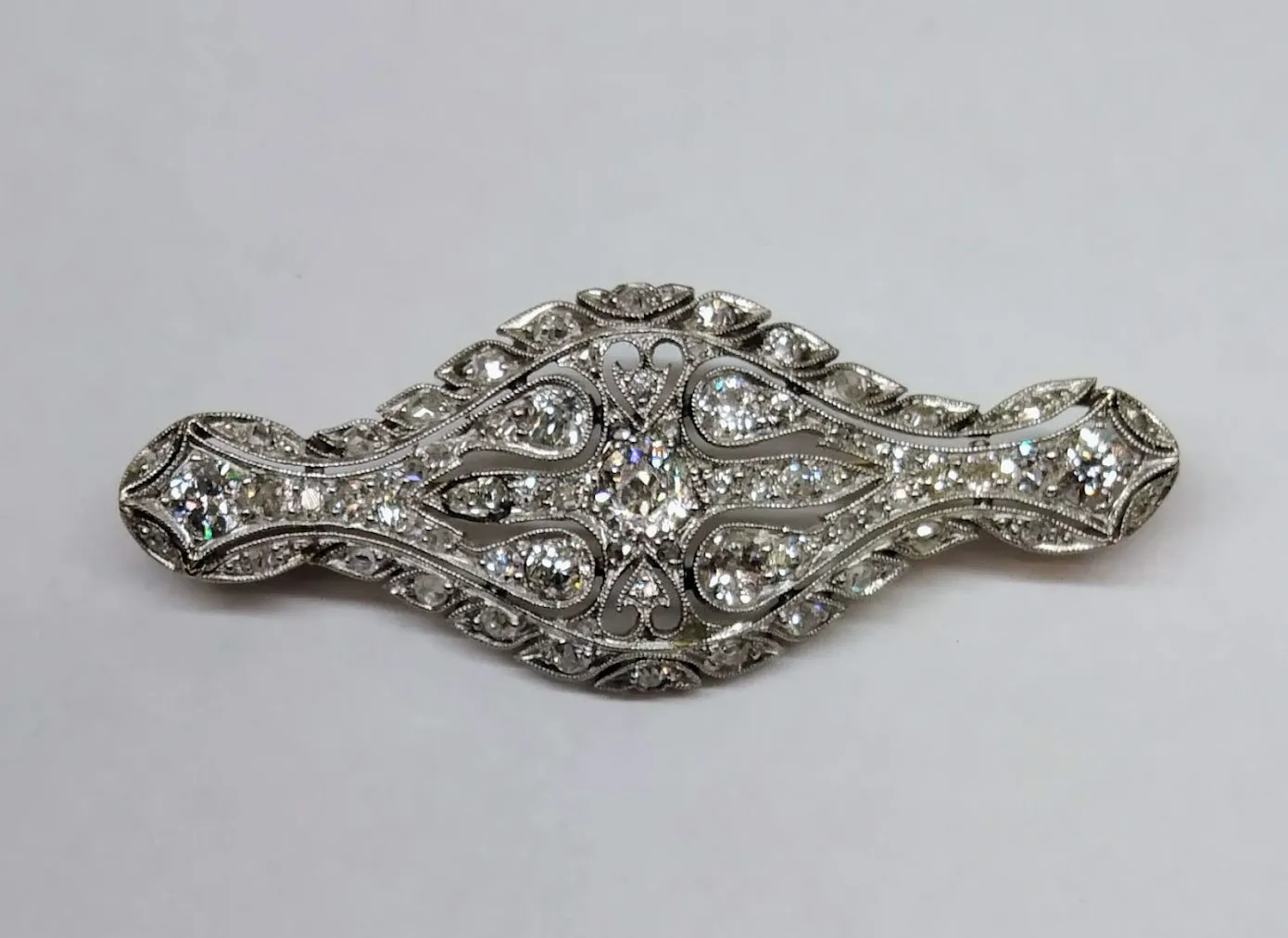 Platinová art-deco brož s diamanty