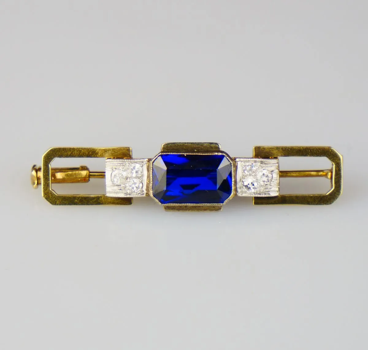 Art deco zlatá brož s diamanty a safírem