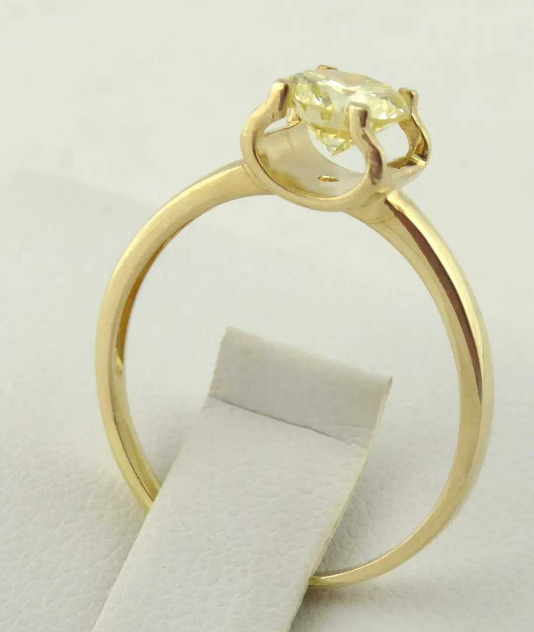 Prsten s přírodním diamantem Fancy Yellow- 0,79 ct