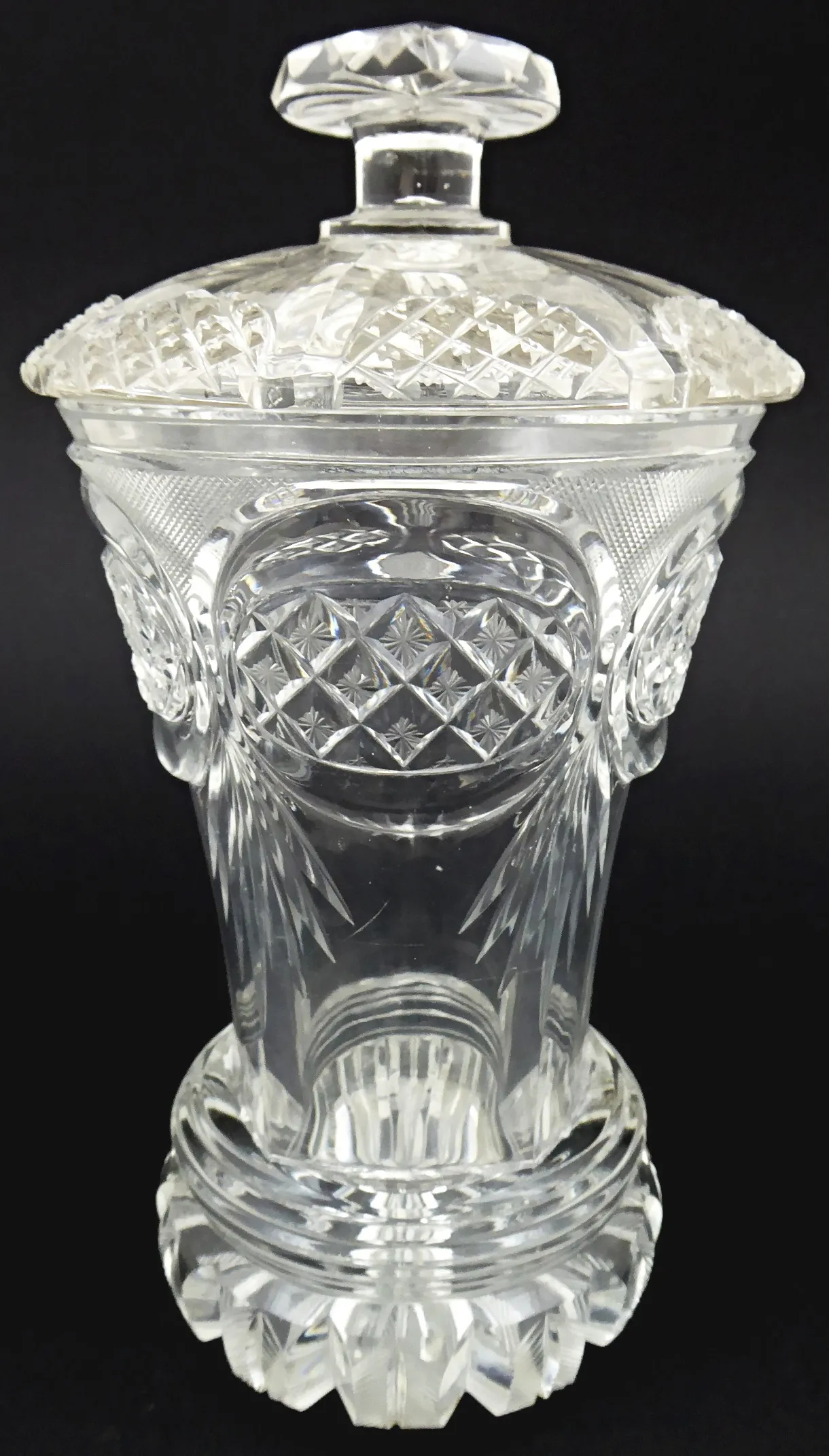 Broušený pohár s víkem – Biedermeier