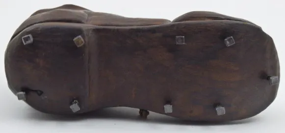 Dřevěný model starodávné kopačky – Popelník - 4