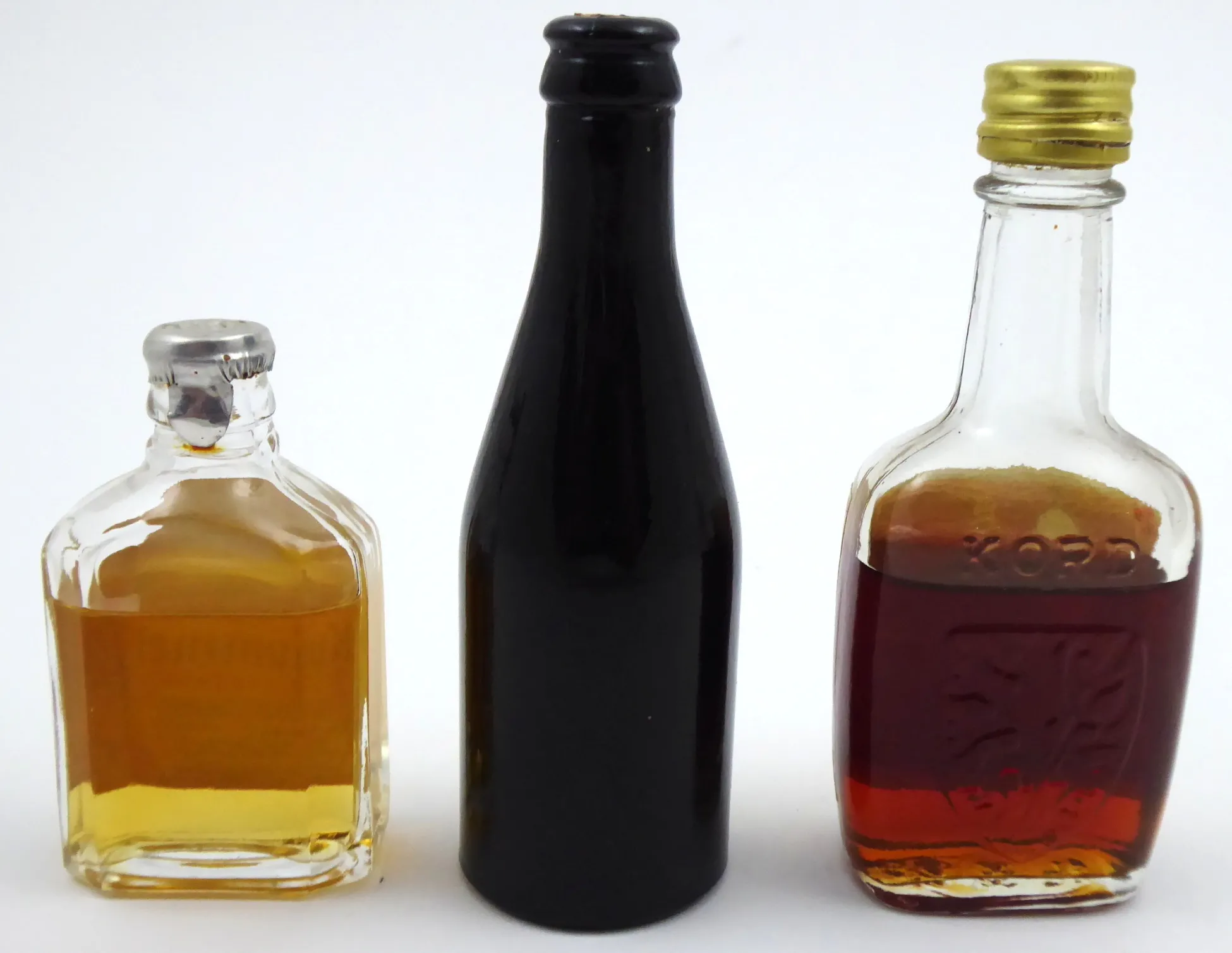 Tři malé lahvičky s alkoholem - 2