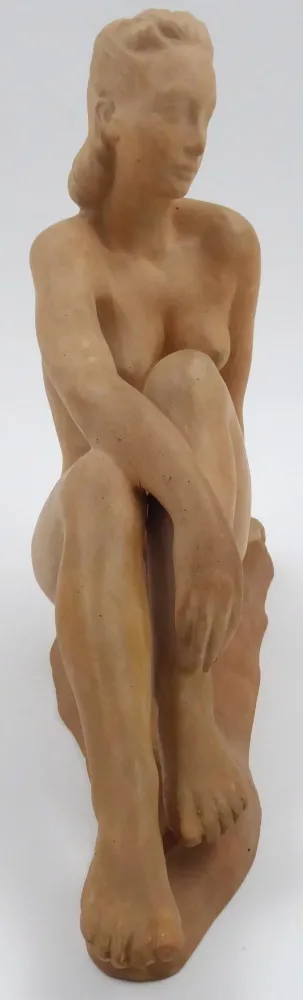 Sedící dívka – terakotová soška - 2