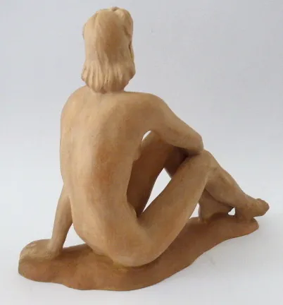 Sedící dívka – terakotová soška - 4