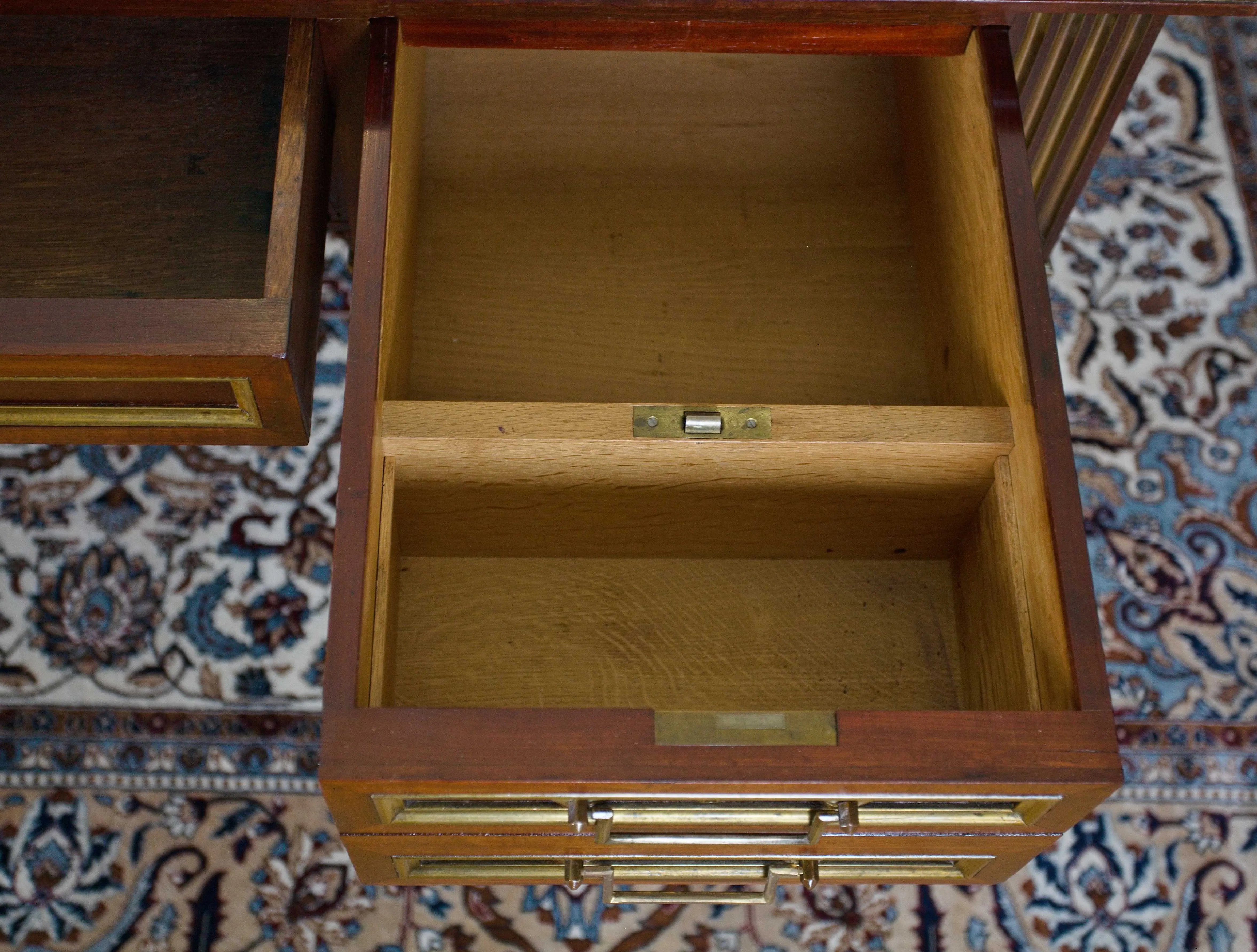 Elegantní anglický psací stůl s kůží – rozkládací - 9