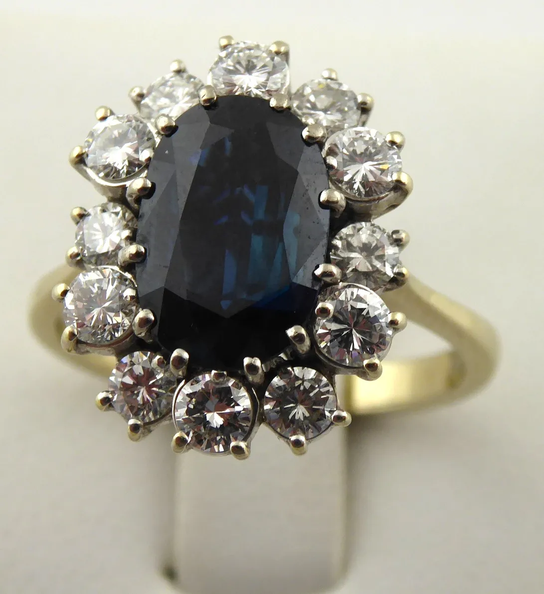 Luxusní zlatý prsten se safírem 2,30 ct a diamanty 1.20 ct