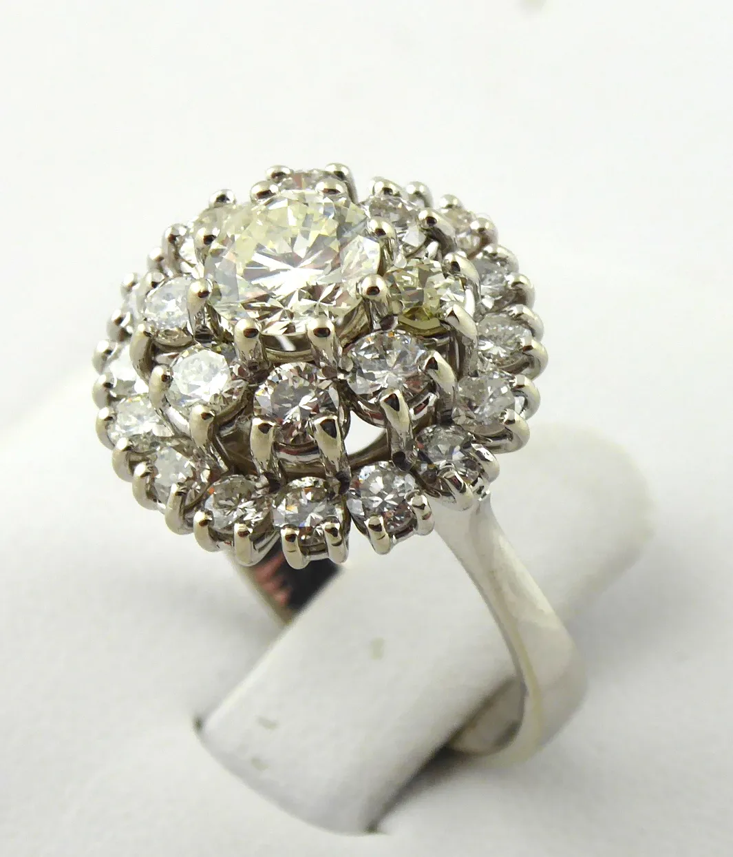 Efektní zlatý prsten s 25 diamanty – 2,00 ct