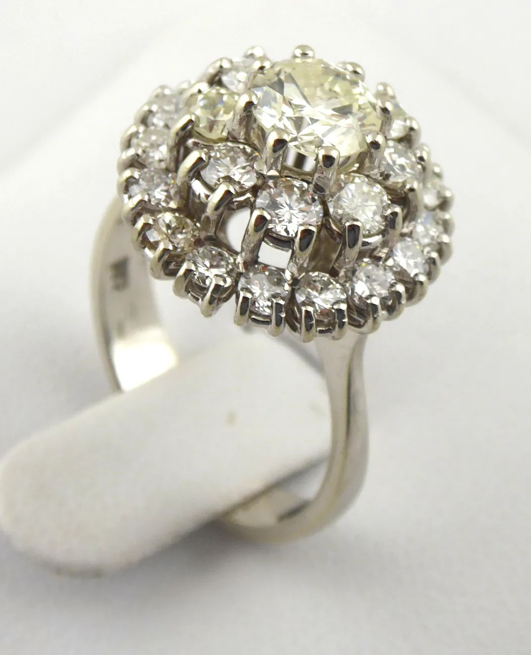 Efektní zlatý prsten s 25 diamanty – 2,00 ct - 3