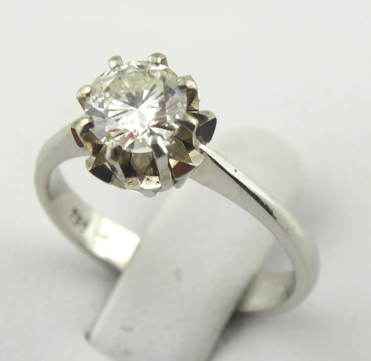 Zlatý prsten se solitérním diamantem – 0,80 ct