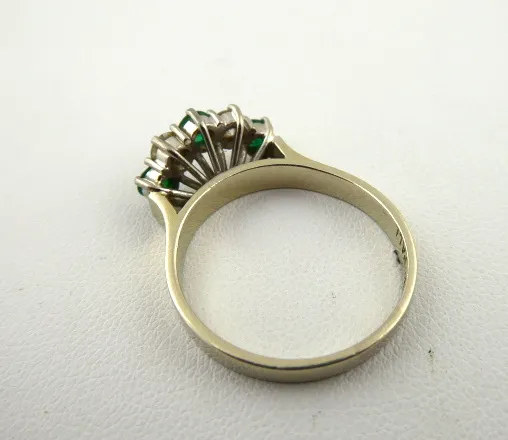 Zlatý prsten se smaragdy a diamanty – 0,30 ct - 5