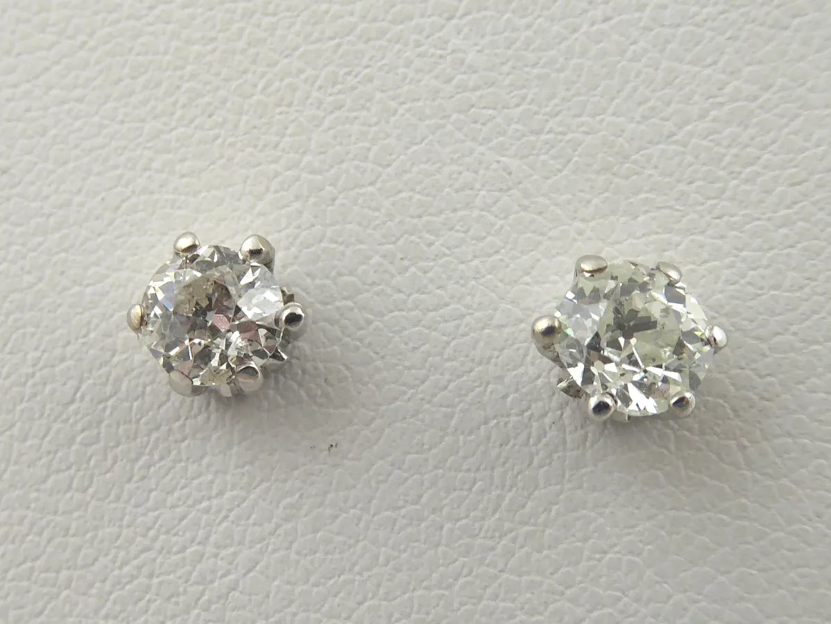Elegantní zlaté náušnice s diamanty – 0,85 ct