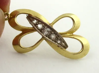 Zlatý přívěšek s přírodním diamantem – stužka - 2