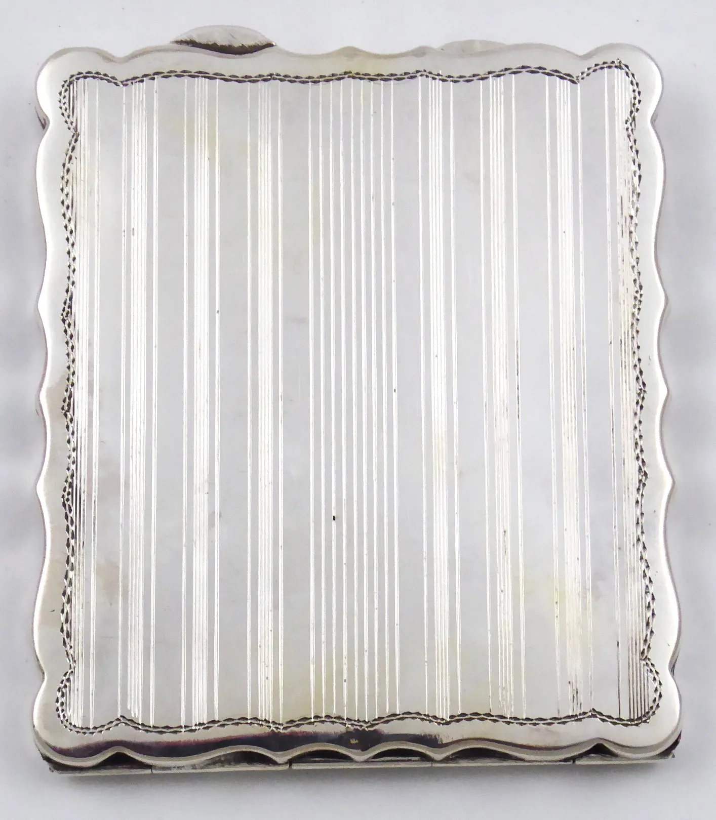 Stříbrná gravírovaná obdélná pudřenka - 2