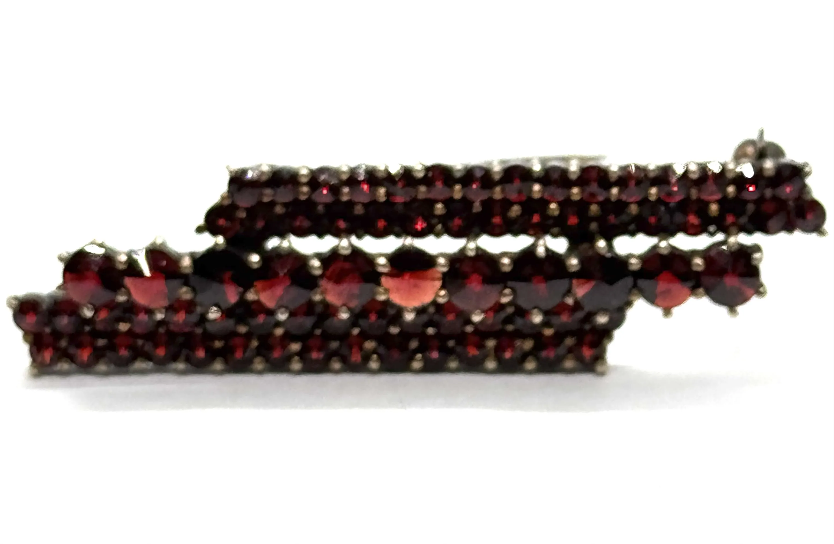 Stříbrná elegantně tvarovaná brož s českými granáty - 6