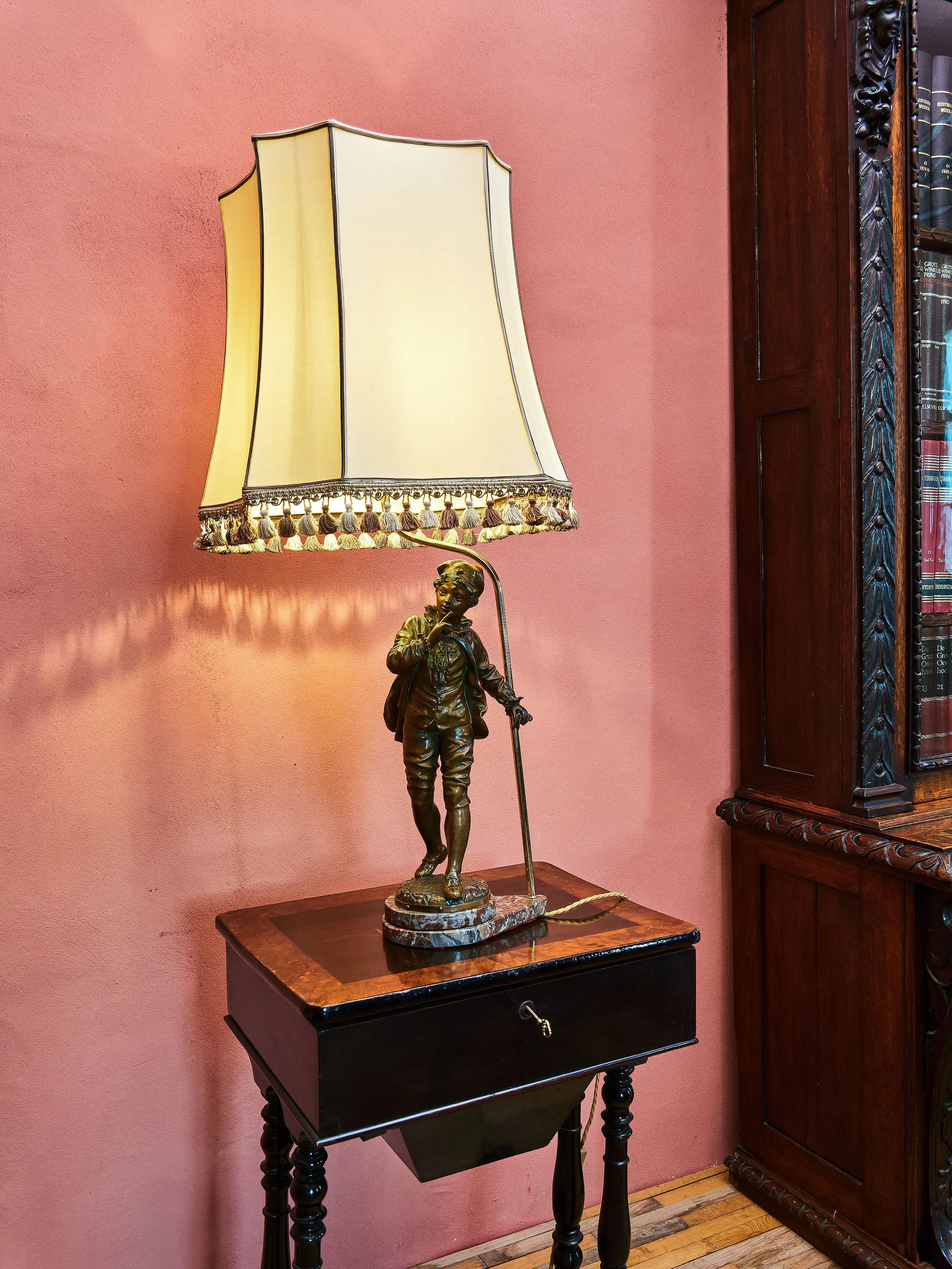 Velká stolní lampa se sochou - 9
