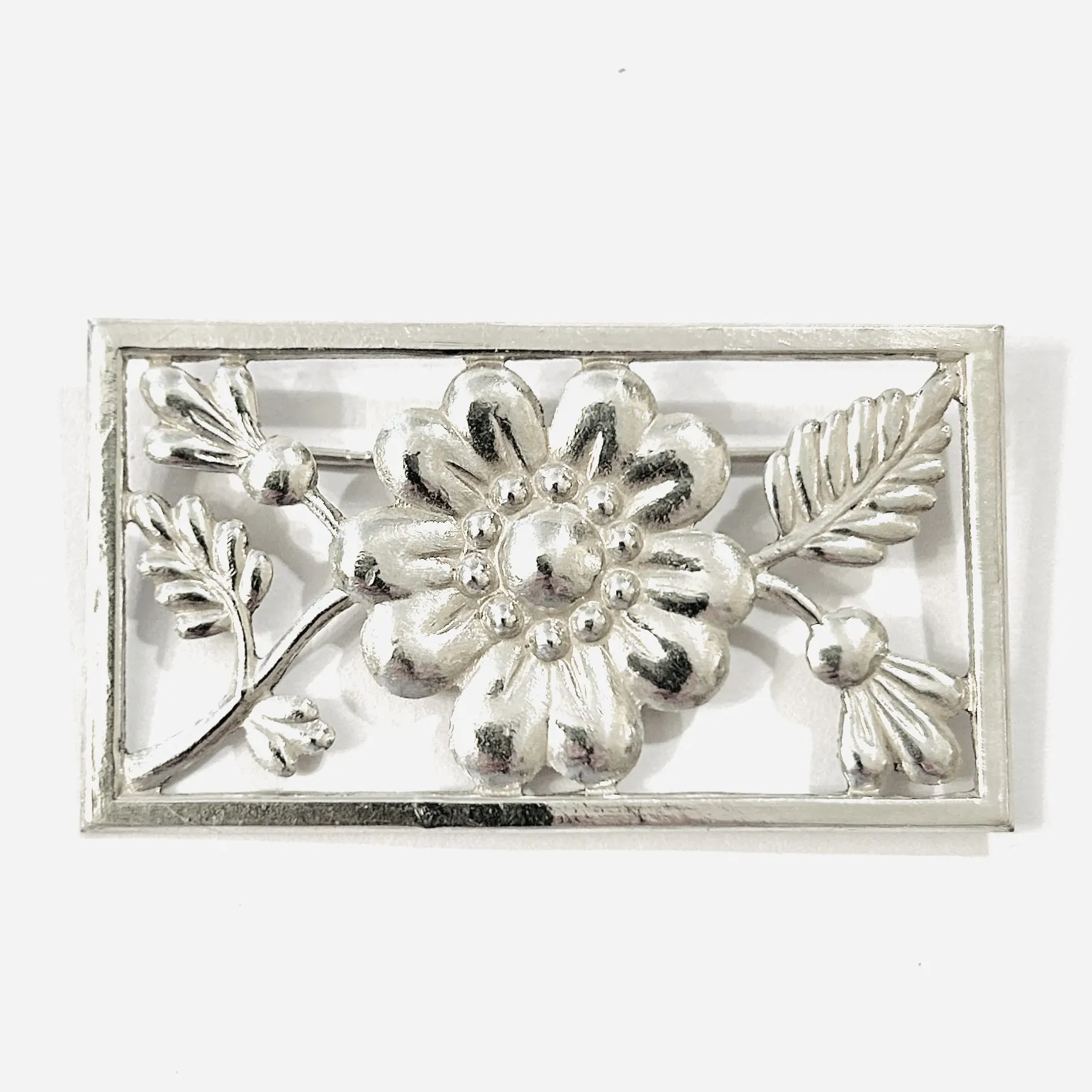 Stříbrná art-deco květinová brož