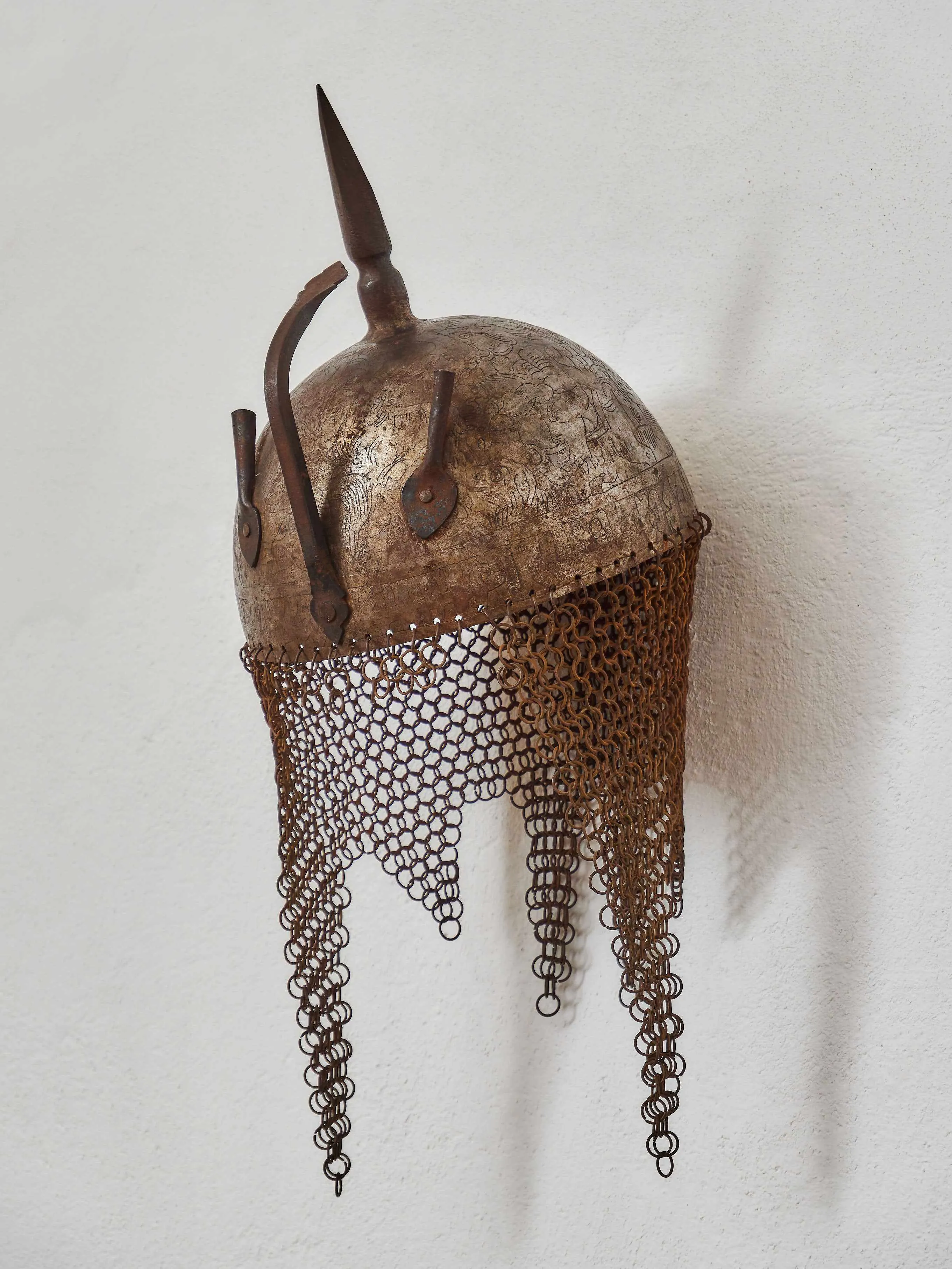 Perská bojová helma s gravírováním a kroužkovým závěsem, 19. století - 2
