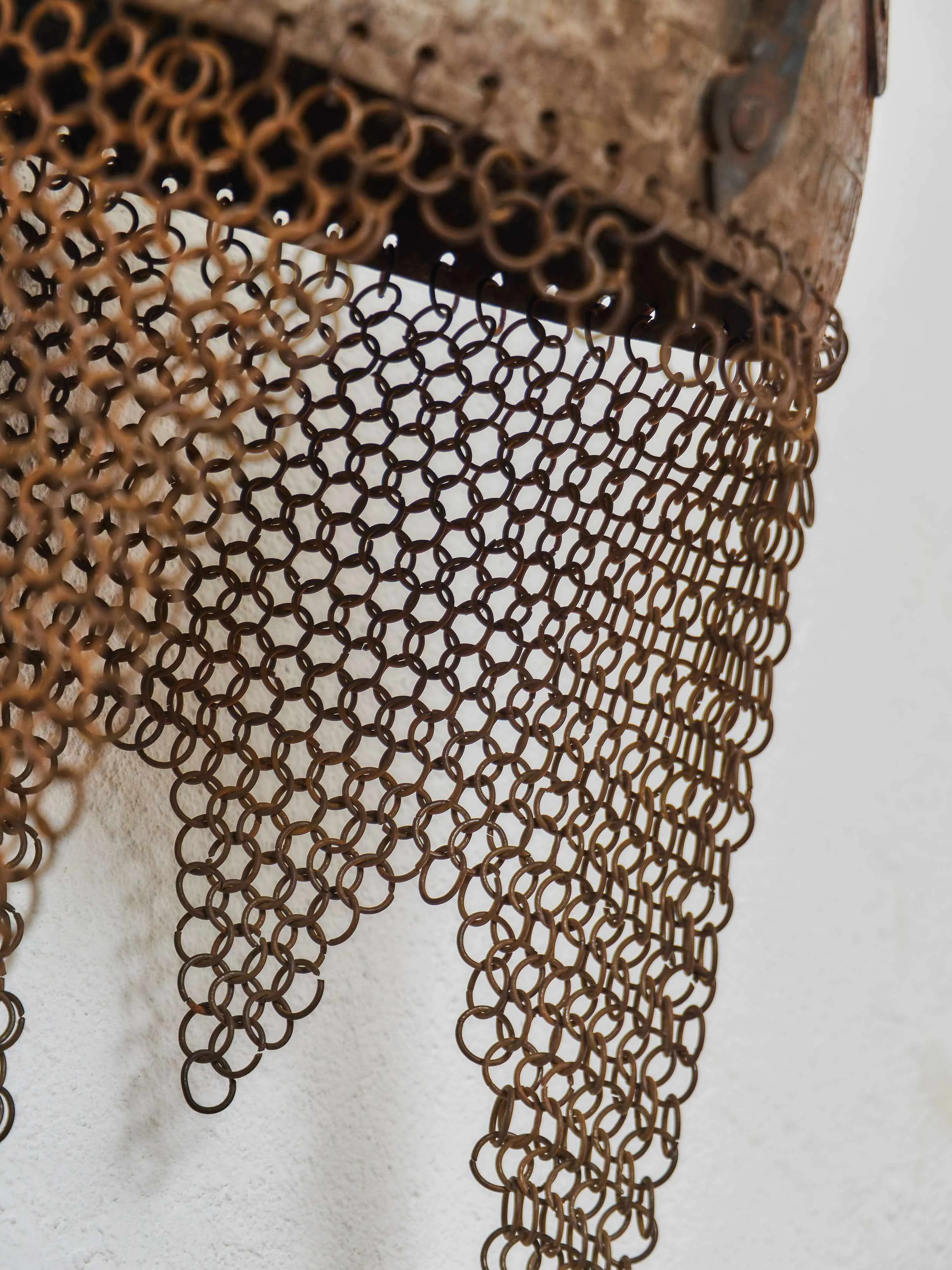 Perská bojová helma s gravírováním a kroužkovým závěsem, 19. století - 3