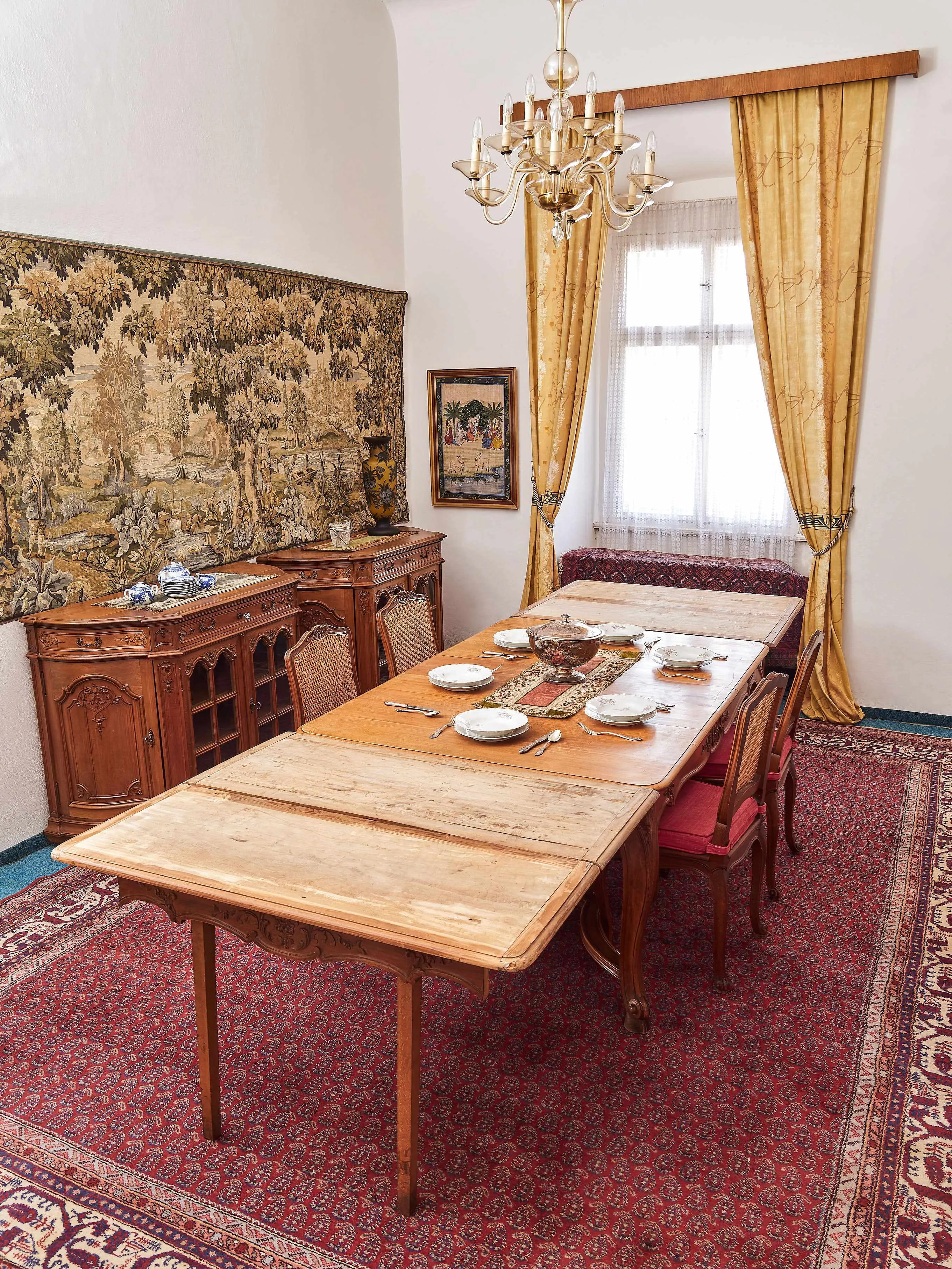 Luxusní starožitná vyřezávaná jídelna s velkým stolem - 5