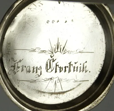Stříbrné tříplášťové hodinky s festony a monogramem - 7