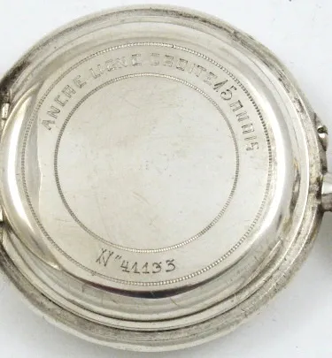 Stříbrné tříplášťové hodinky s festony a monogramem - 3