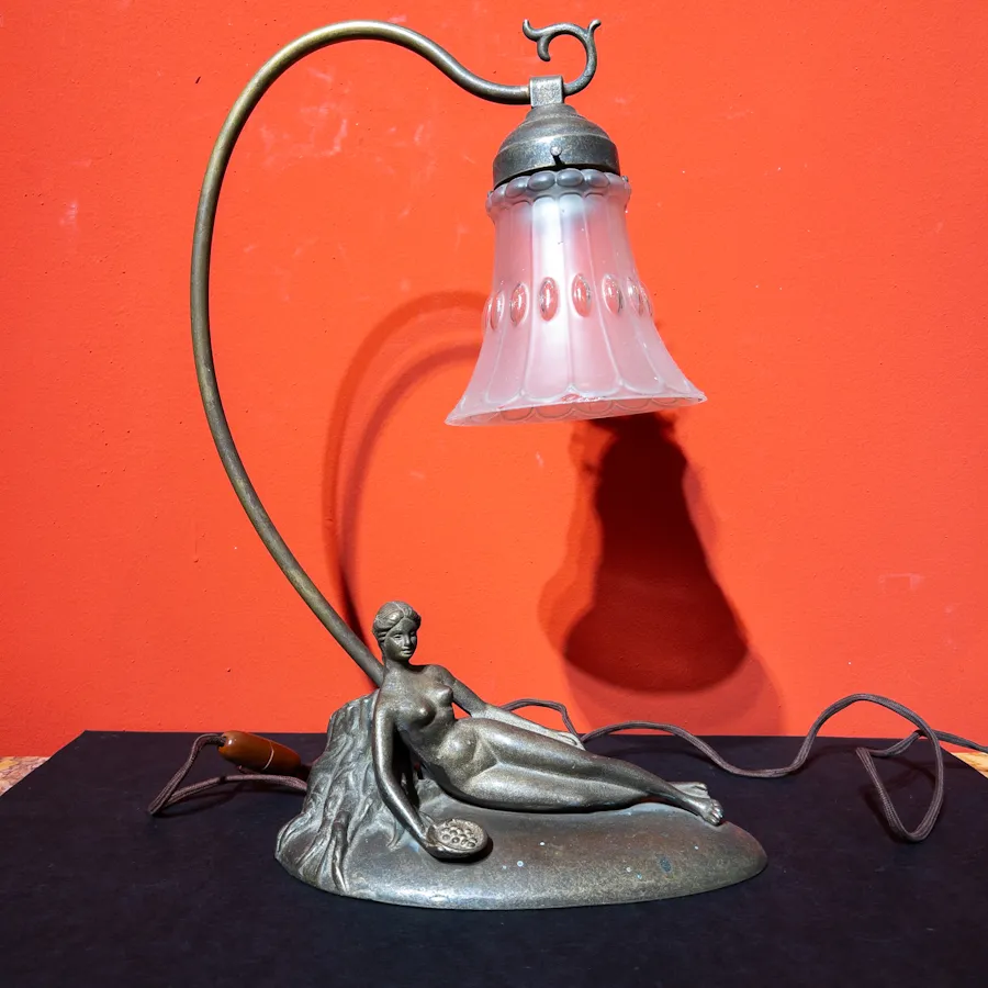 Figurální stolní lampa