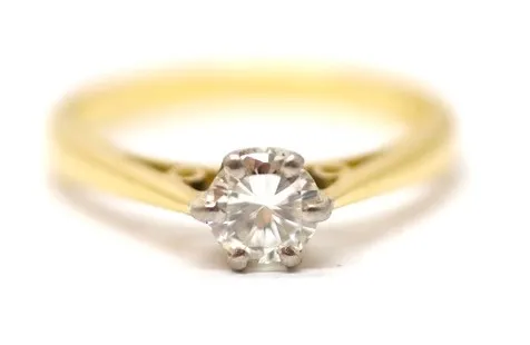 Zlatý prsten s diamantem