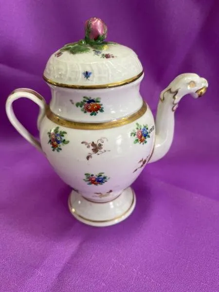 Porcelánová konvička s květinovým motivem
