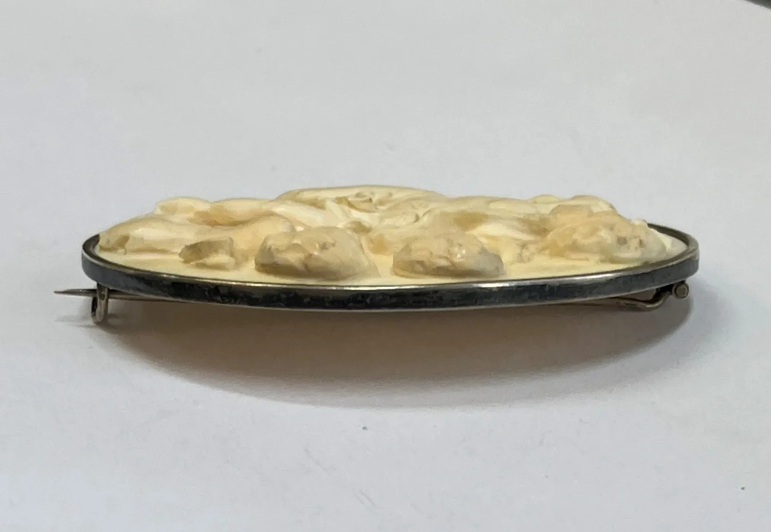 Oválná stříbrná brož s anadílky – slonová kost - 3