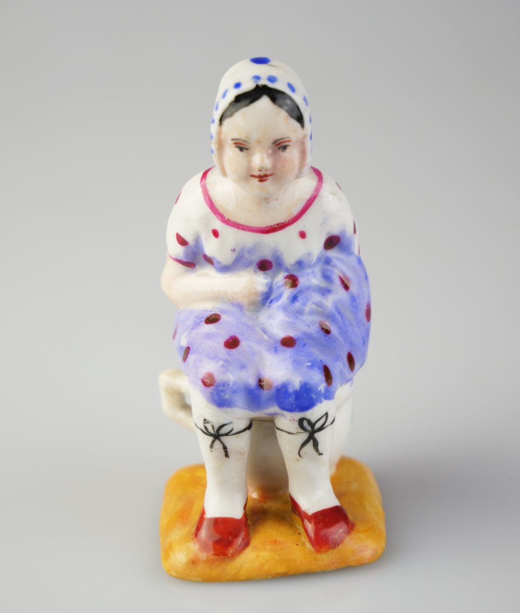 Žertovná porcelánová firgurka