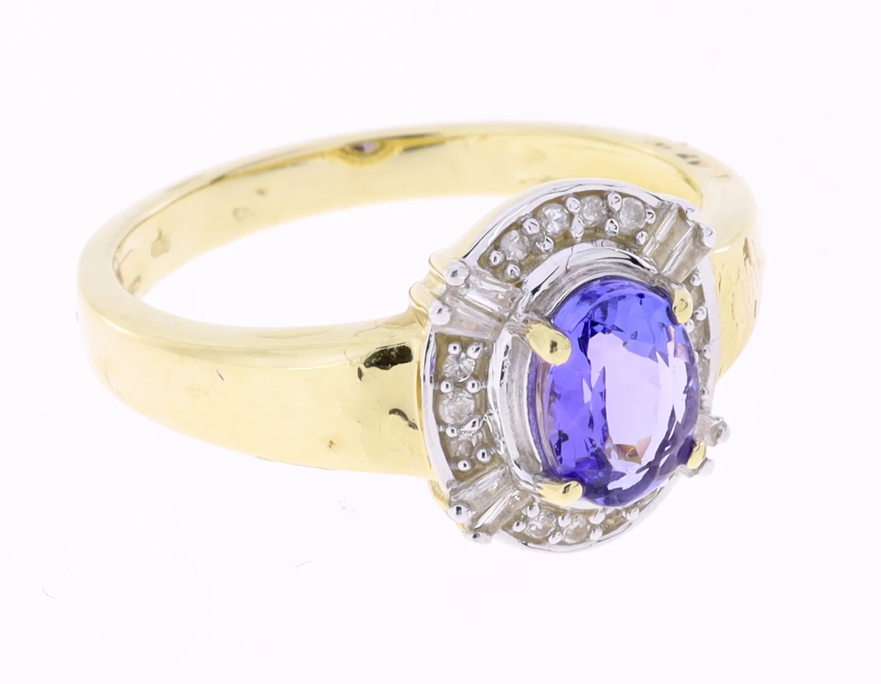 Zlatý prsten s tanzanitem a diamanty v elegantním designu