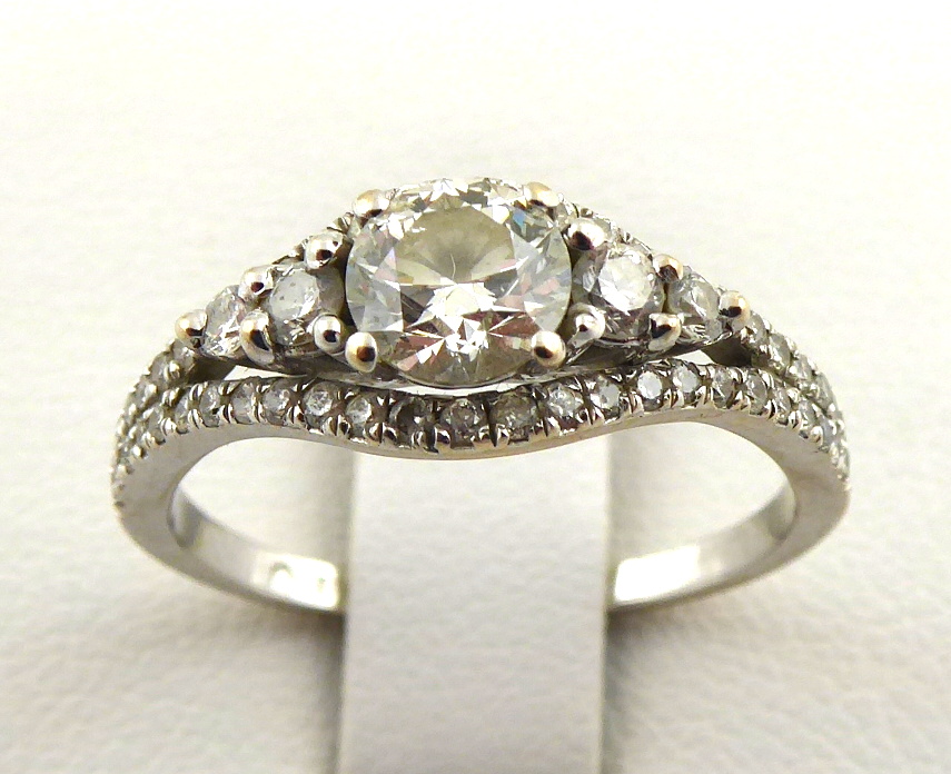 Prsten z bílého zlata s 55 brilianty – 0,99 ct