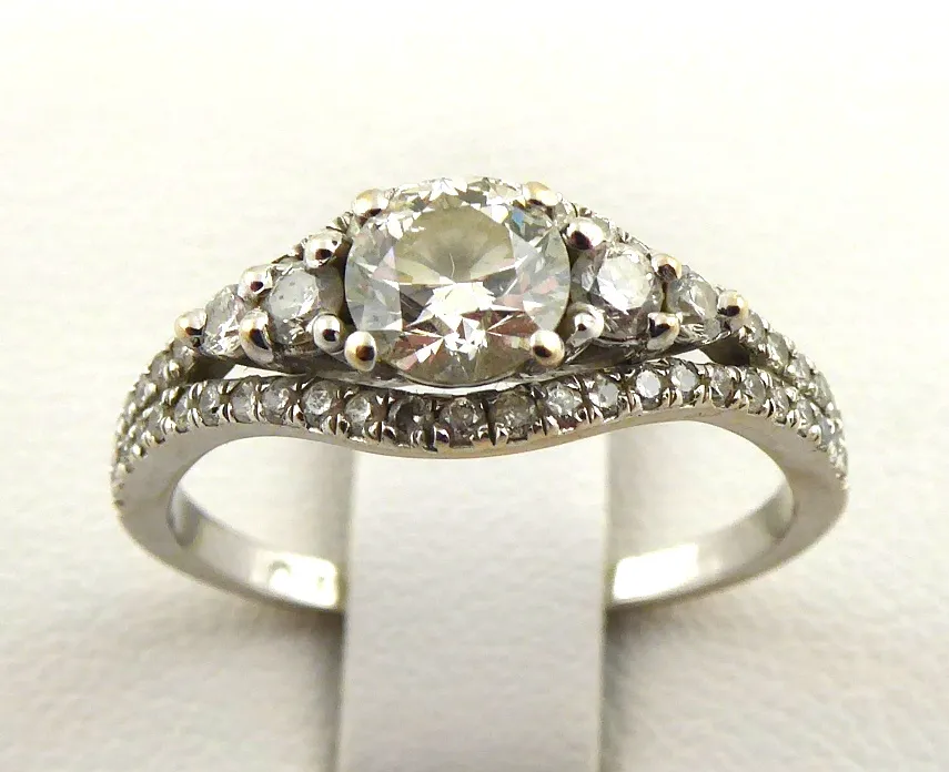 Prsten z bílého zlata s 55 brilianty – 0,99 ct