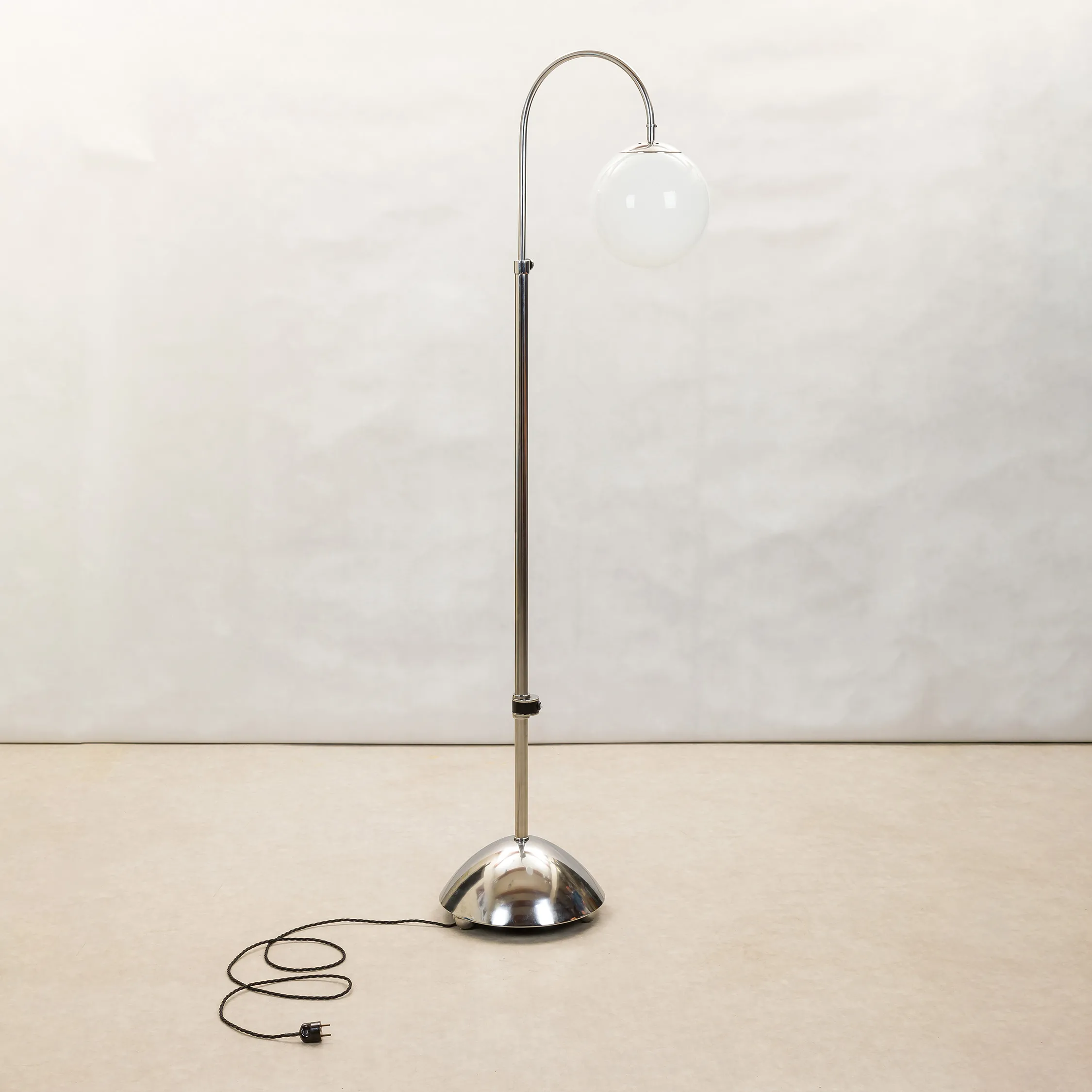STOJACÍ LAMPA-FUNKCIONALISMUS - 2