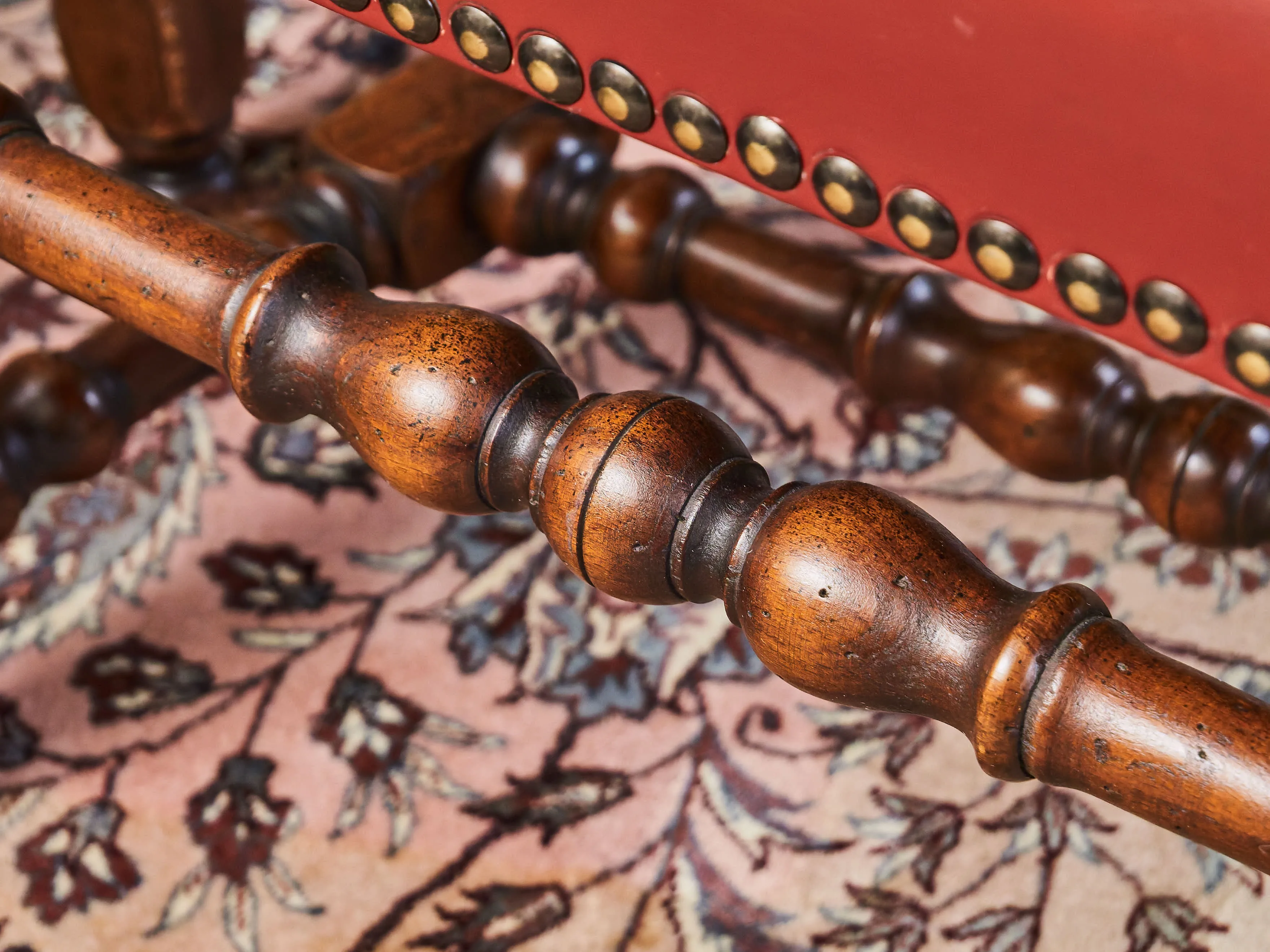 Sada 8 historických židlí ve stylu Ludvíka XIII. – masivní dub a červená kůže - 10