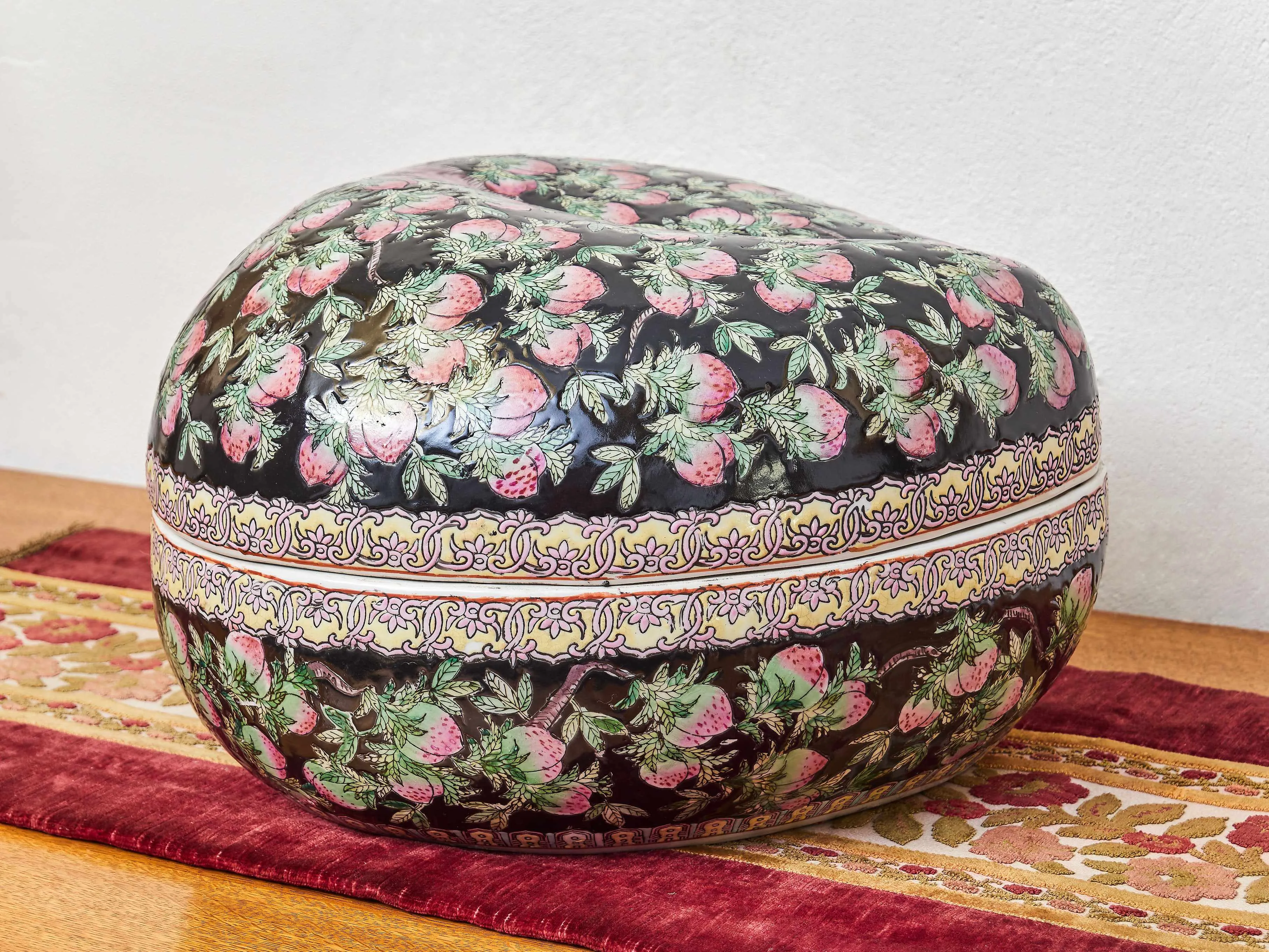 Porcelánová dóza ve tvaru broskve ve stylu famille-noire