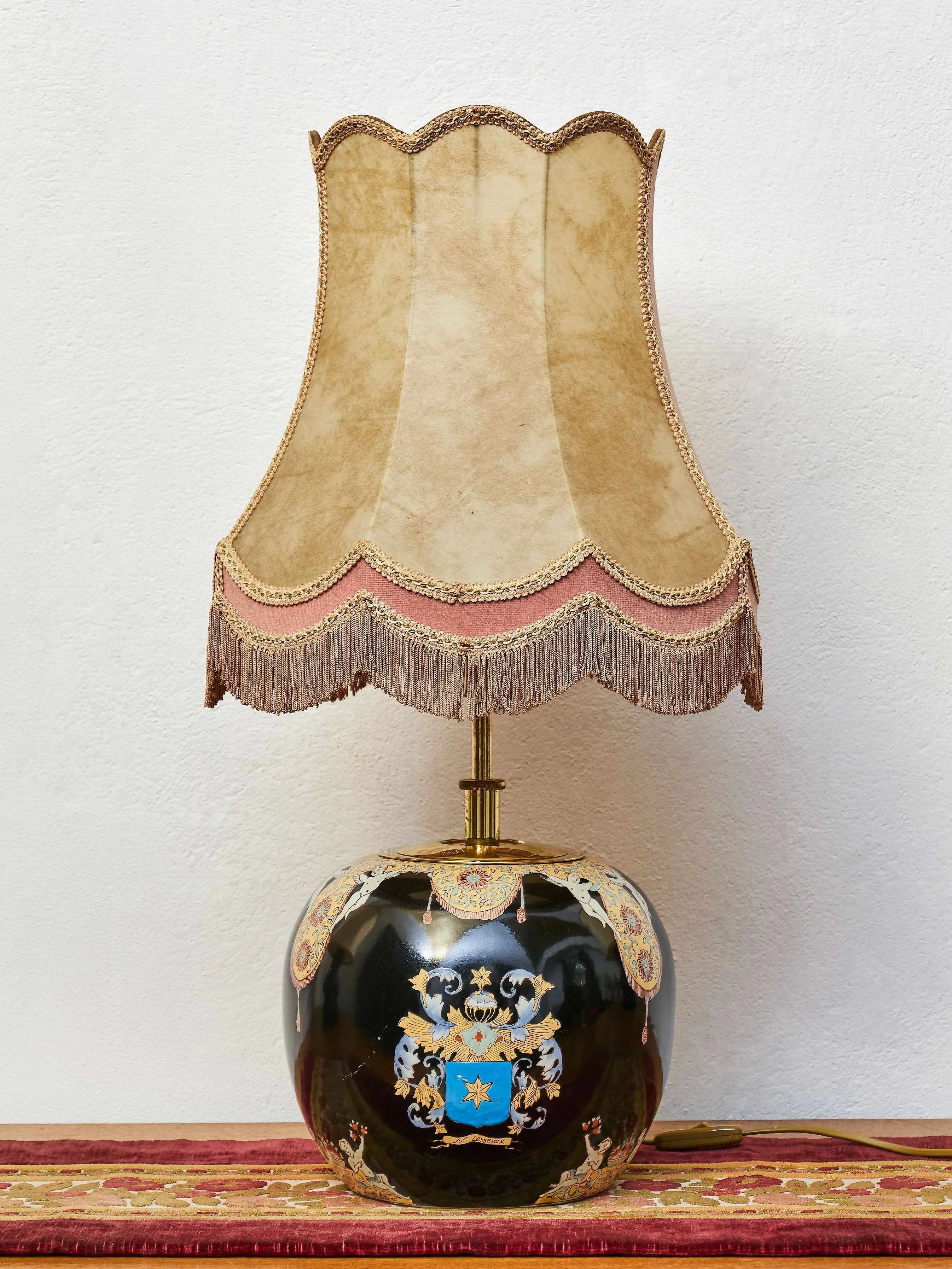 Starožitná stolní lampa s erbem a putti