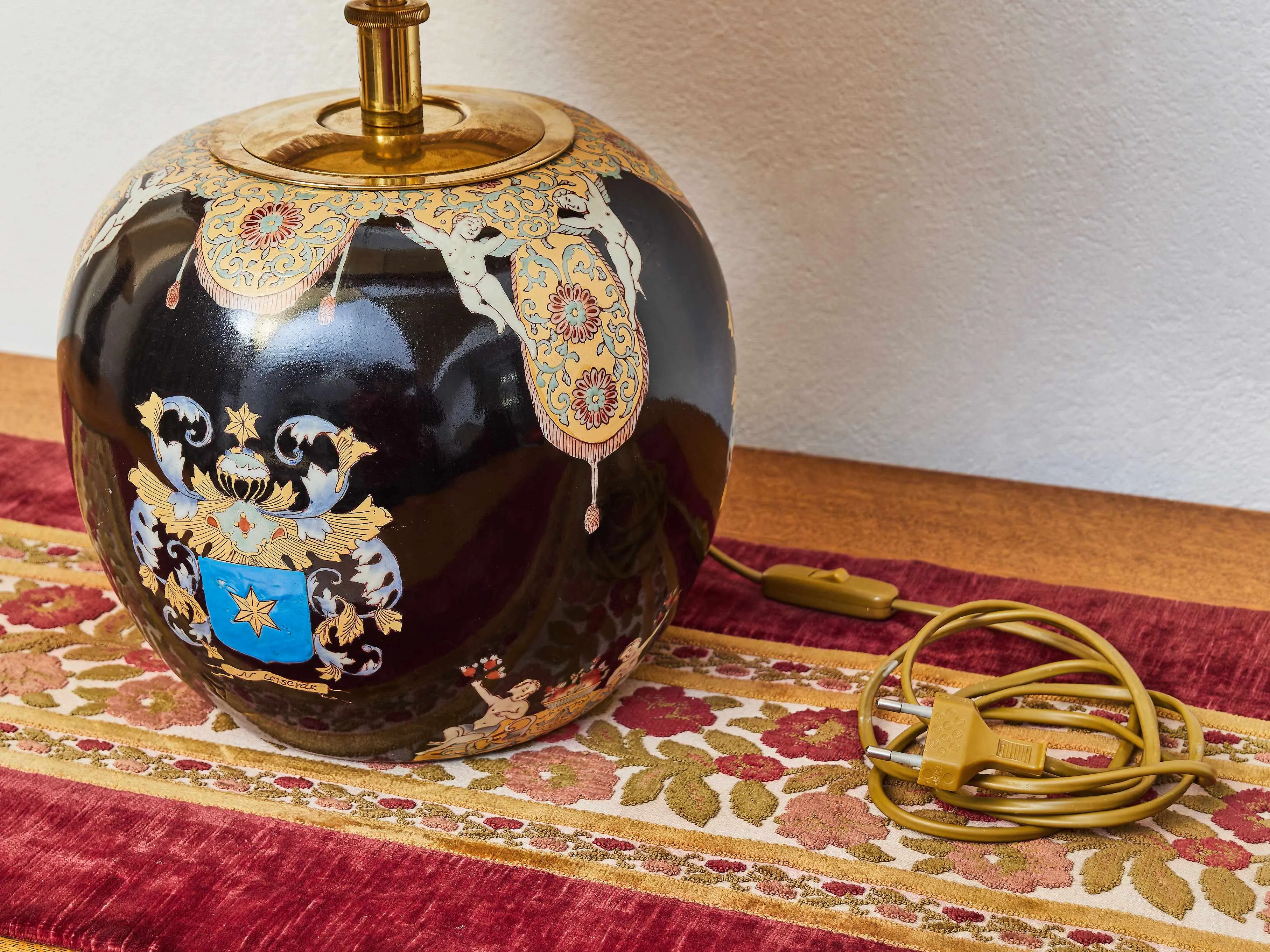 Starožitná stolní lampa s erbem a putti - 11