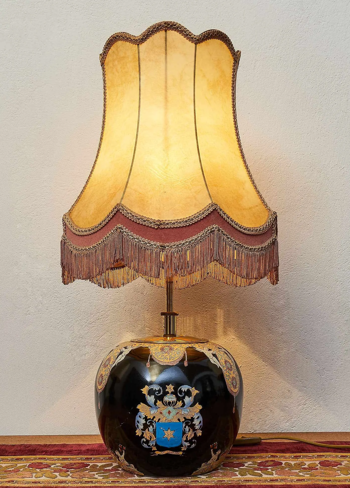 Starožitná stolní lampa s erbem a putti - 2