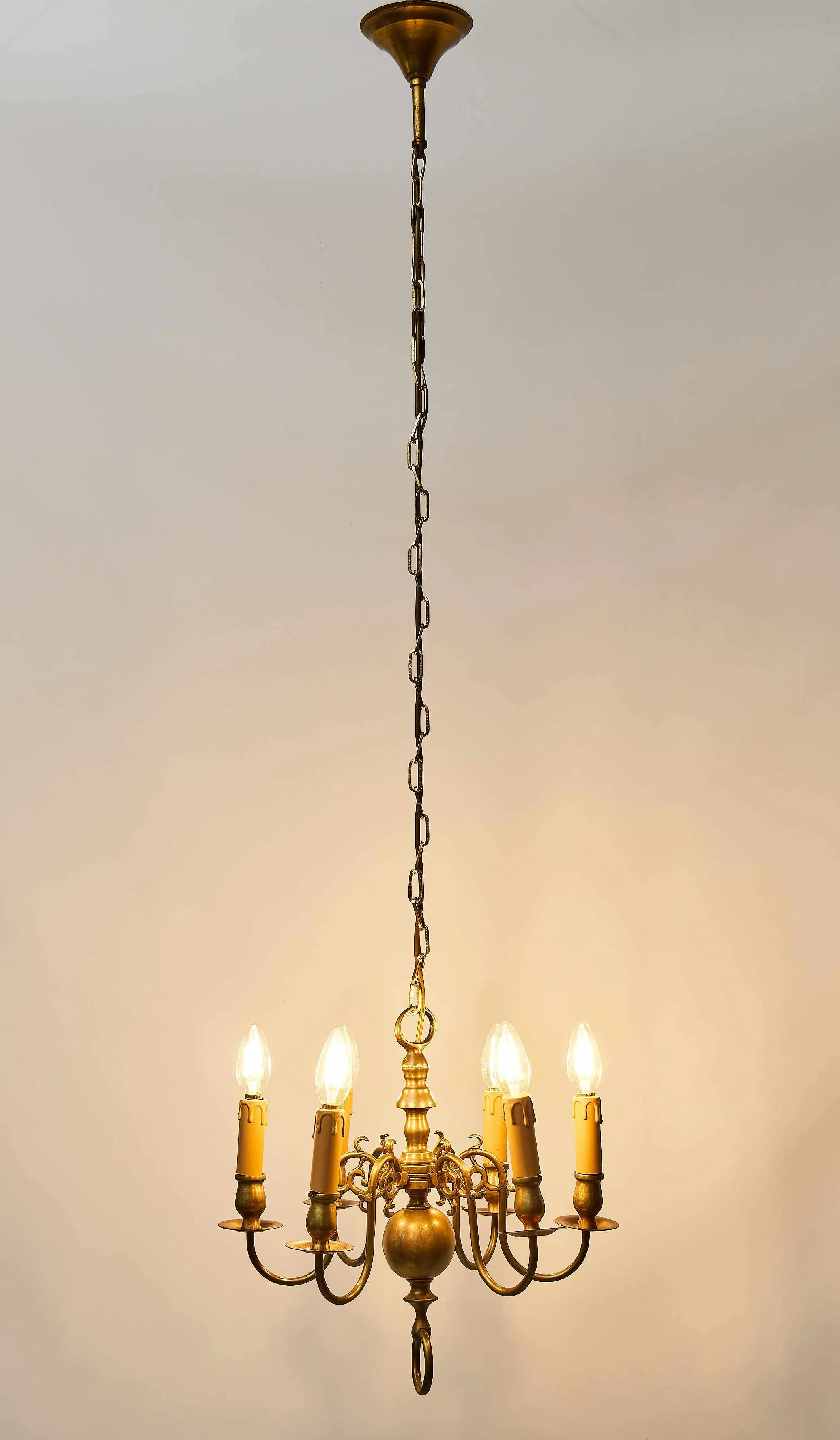 Elegantní holandský šestiramenný lustr z lité mosazi, kolem roku 1920 - 8