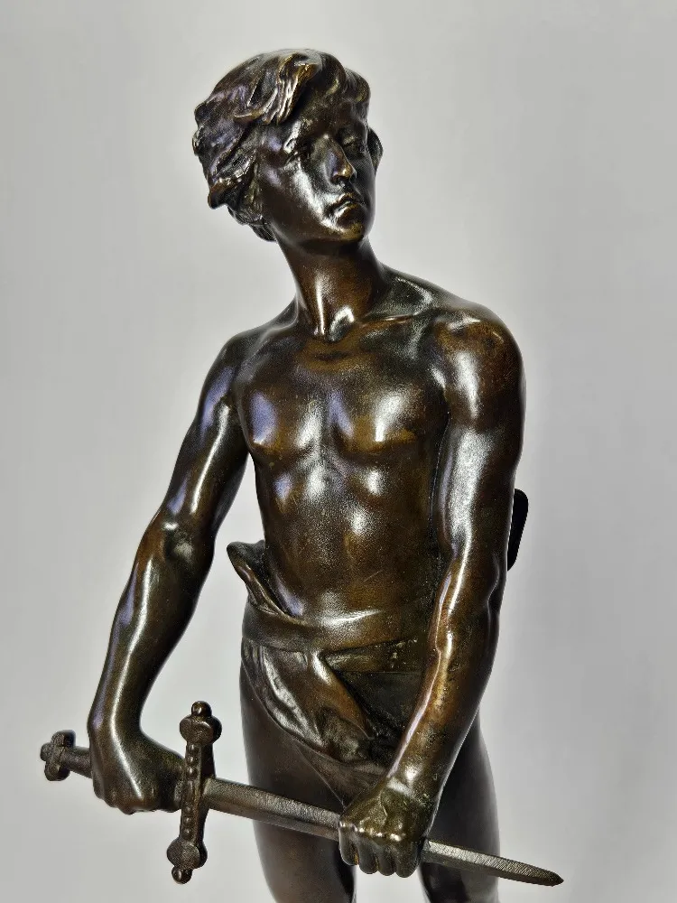 Bronzová socha bojovníka s mečem – François-Raoul Larche - 4