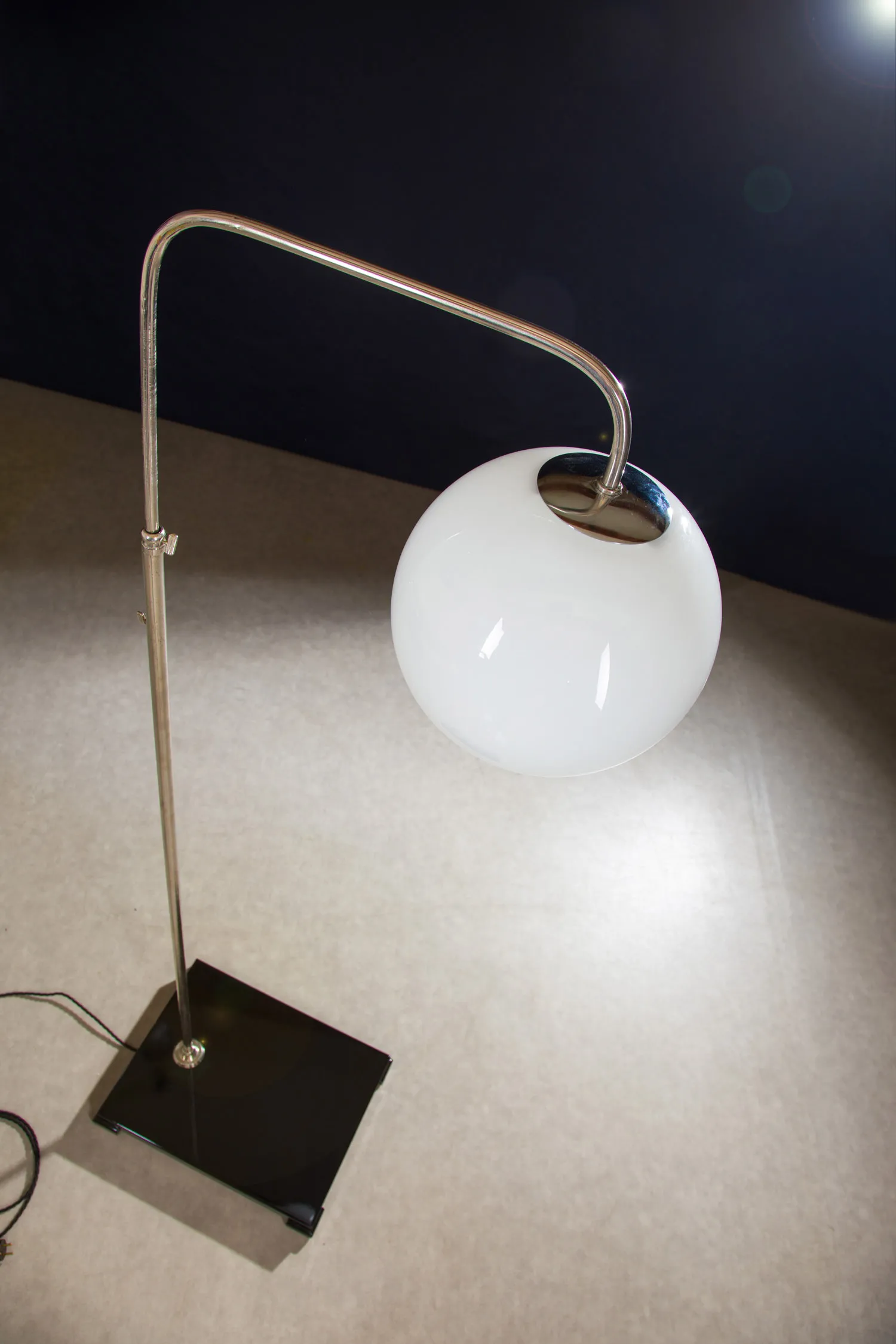 STOJACÍ LAMPA-FUNKCIONALISMUS - 4