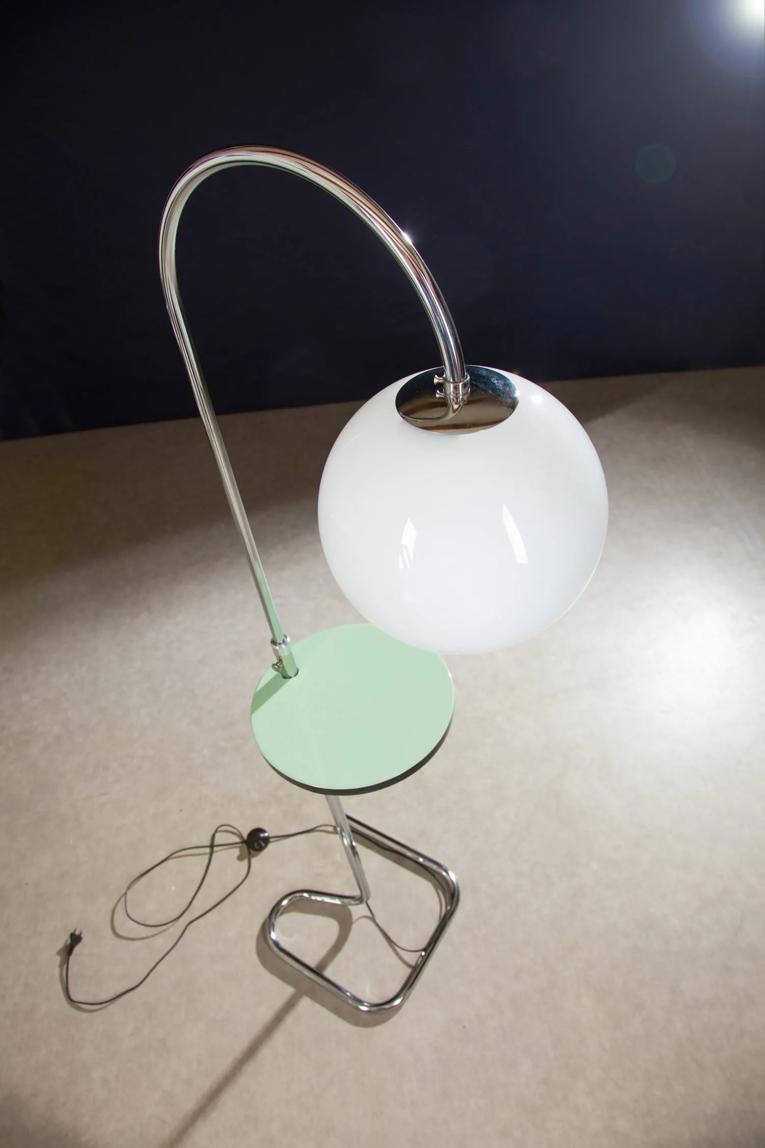 STOJACÍ LAMPA-FUNKCIONALISMUS - 4