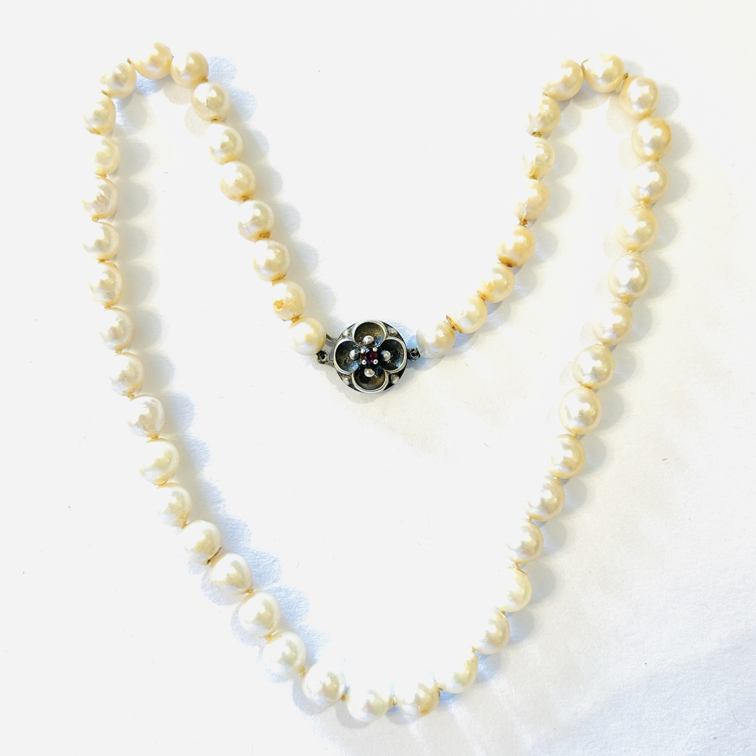 Perlový náhrdelník se stříbrným zapínáním s rubínem