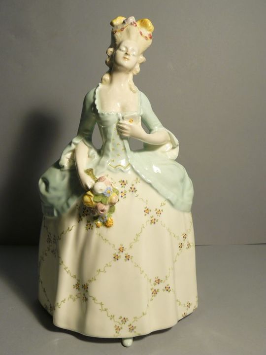 Goldscheider, Vídeň, Dáma s kyticí